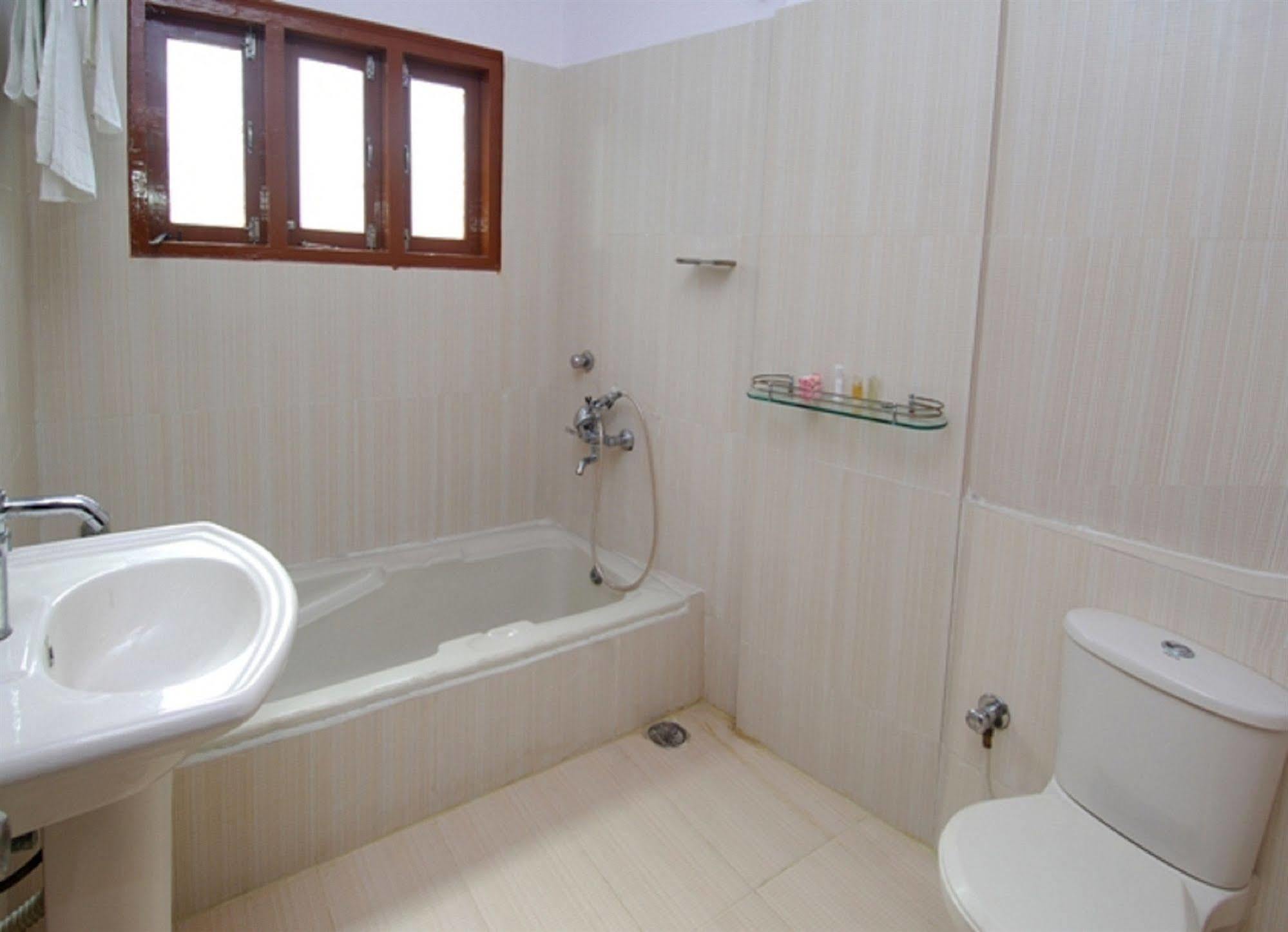 Oyo 6110 Thalassa Suites Bangalore Bagian luar foto