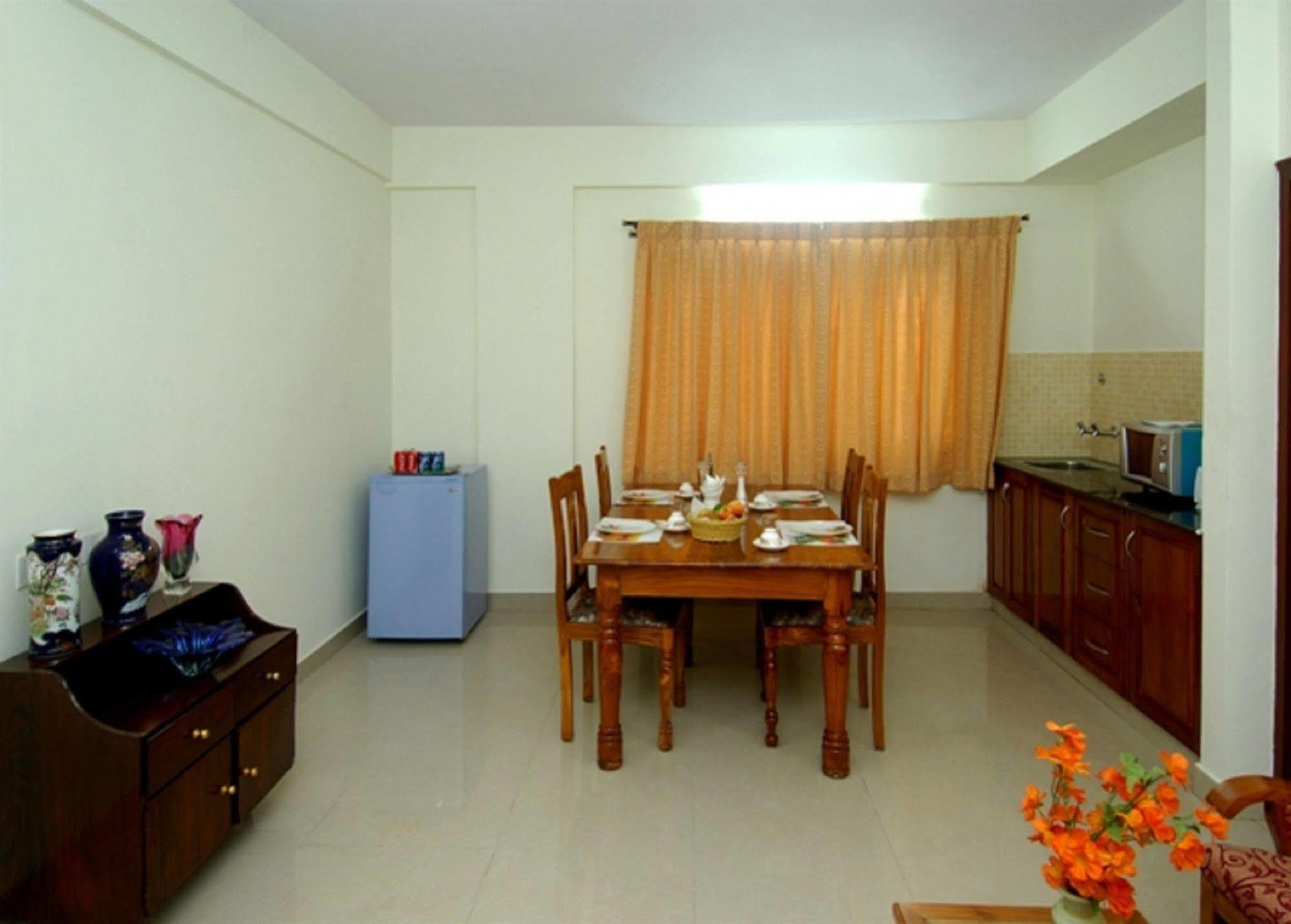 Oyo 6110 Thalassa Suites Bangalore Bagian luar foto