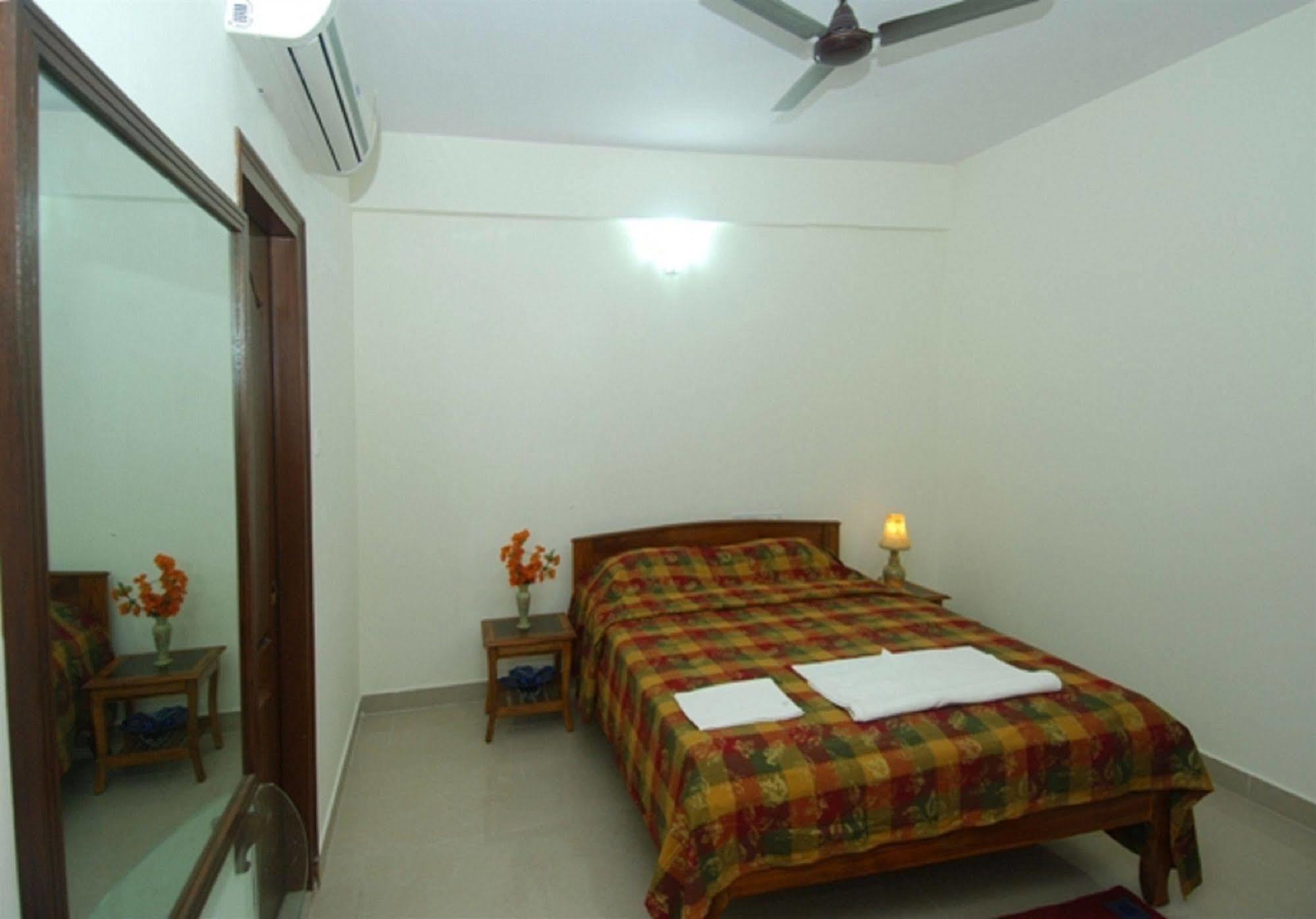 Oyo 6110 Thalassa Suites Bangalore Bagian luar foto