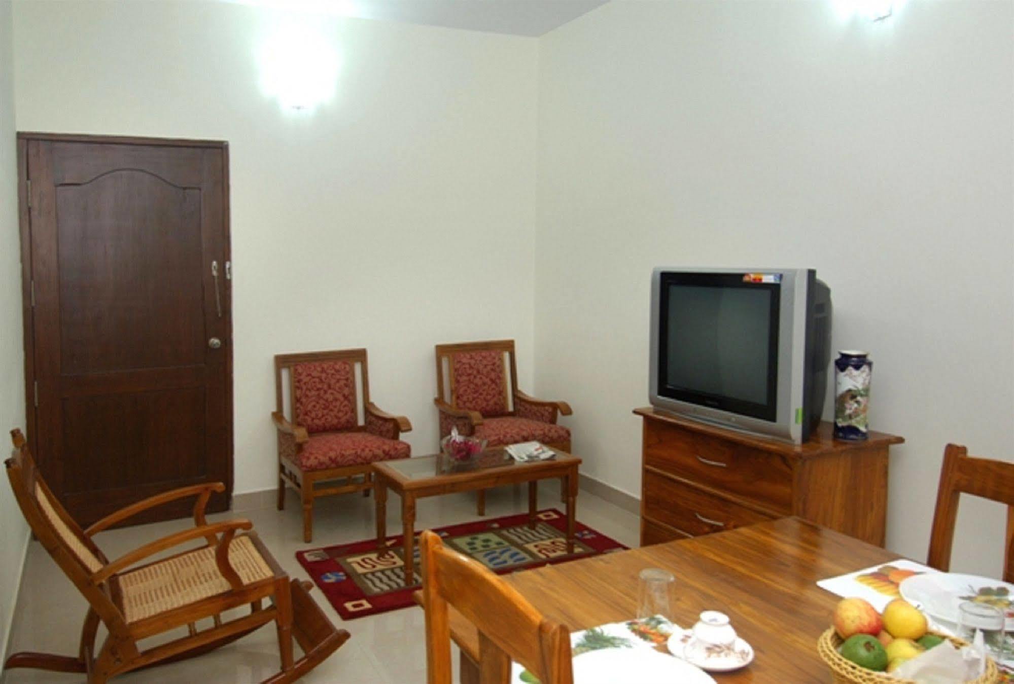 Oyo 6110 Thalassa Suites Bangalore Bagian luar foto